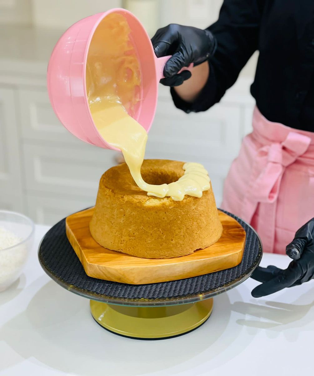 Preparo de um bolo caseiro na cozinha