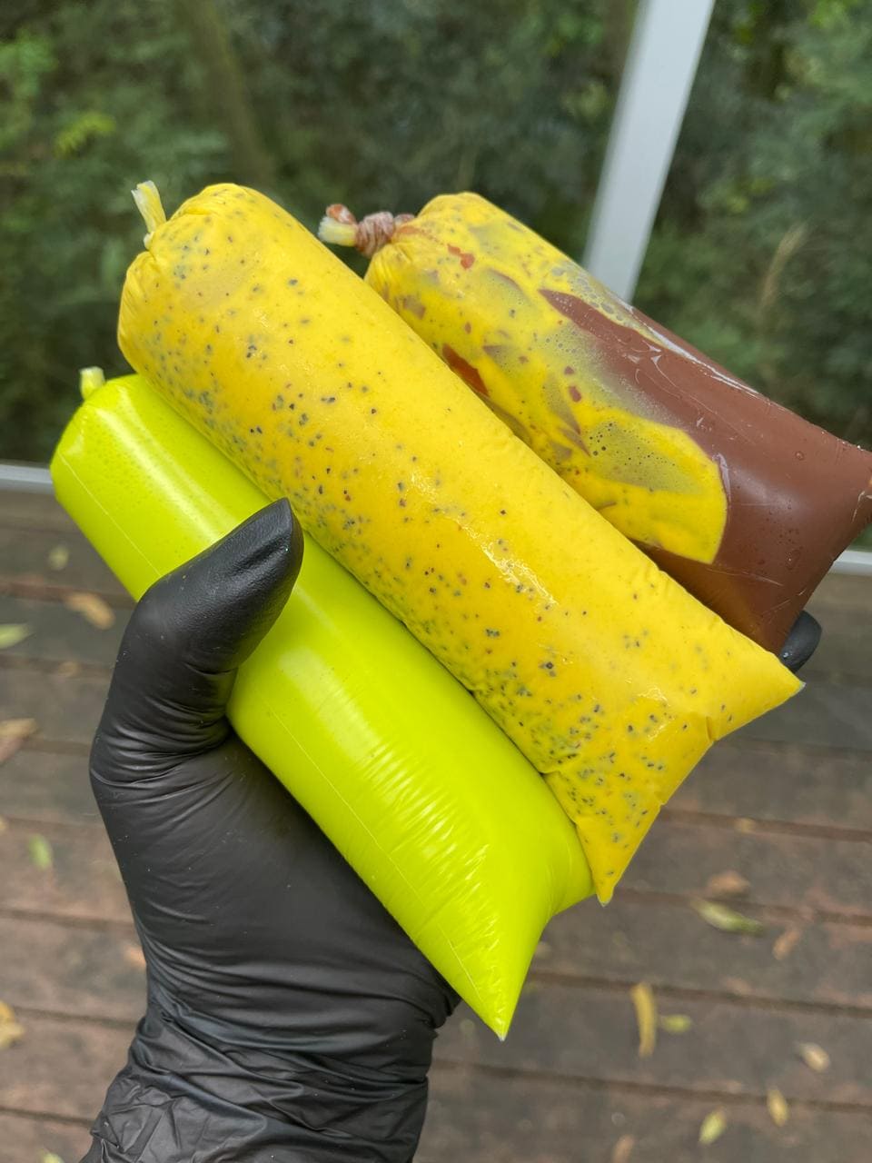 Geladinhos gourmet apresentados na mão
